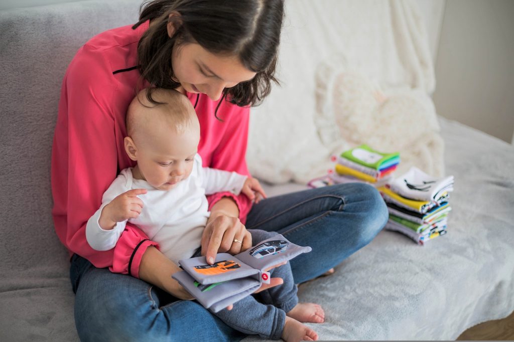 母親與寶寶一起閱讀，親子互動陪伴