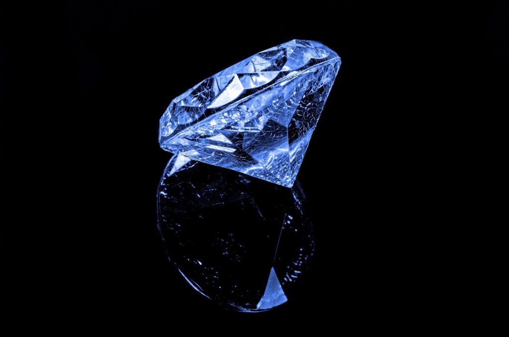 鑽石由碳所構成